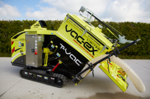 Aspiratrice compacte Squid T-VAC-2 sur chenilles en fonctionnement sur un chantier urbain.