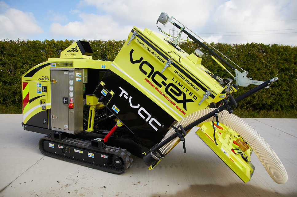 Aspiratrice compacte Squid T-VAC-2 sur chenilles en fonctionnement sur un chantier urbain.
